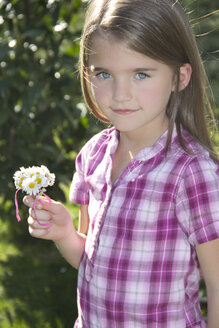 Porträt eines kleinen Mädchens mit Gänseblümchenstrauß - YFF000412