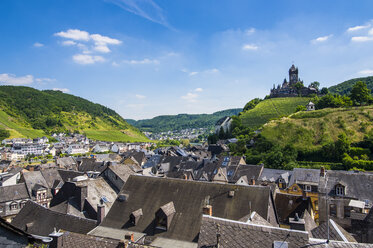 Deutschland, Rheinland-Pfalz, Moseltal, Blick über die Dächer von Cochem mit der Burg im Hintergrund - RUNF000002