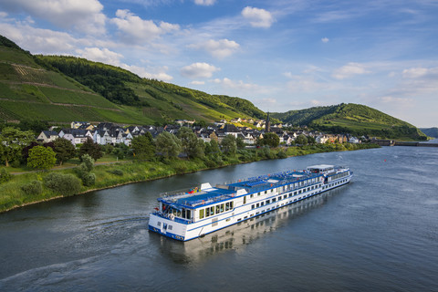 Deutschland, Rheinland-Pfalz, Ausflugsschiff beim Passieren des Dorfes Neef im Moseltal, lizenzfreies Stockfoto
