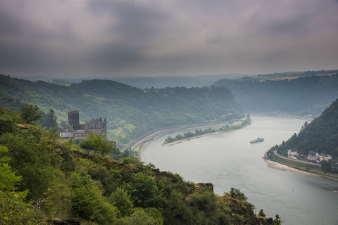 Deutschland, Rheinland-Pfalz, St. Goarshausen, Burg Katz und die Lorelei über dem Rhein, lizenzfreies Stockfoto