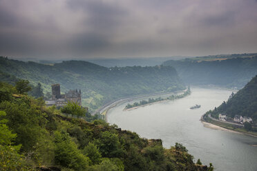 Deutschland, Rheinland-Pfalz, St. Goarshausen, Burg Katz und die Lorelei über dem Rhein - RUN000008