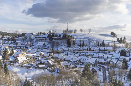 Deutschland, Niedersachsen, Stadtbild von Sankt Andreasberg im Winter - PVCF000411