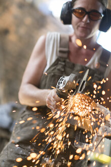 Schweißerin bei der Arbeit in einer Metallwerkstatt - ABAF001669