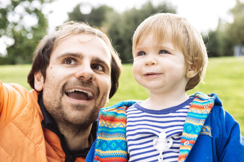 Porträt von Vater und kleiner Tochter in einem Park, lizenzfreies Stockfoto