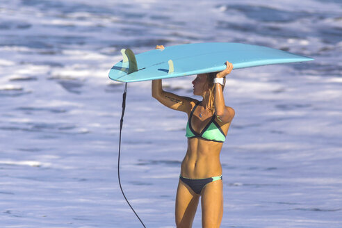 Indonesien, Bali, Frau trägt Surfbretter auf dem Kopf - KNTF000008