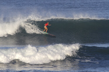 Indonesien, Bali, Surferin - KNTF000009