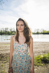 Deutschland, Mannheim, junge Frau im Sommerkleid am Rhein stehend - UUF003941