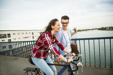 Deutschland, Mannheim, junger Mann und Frau mit Fahrrad auf Brücke - UUF003911