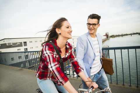 Deutschland, Mannheim, junger Mann und Frau mit Fahrrad auf Brücke, lizenzfreies Stockfoto