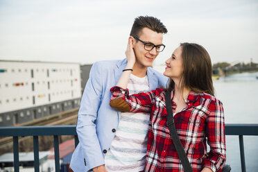 Deutschland, Mannheim, lächelndes junges Paar auf Brücke - UUF003923