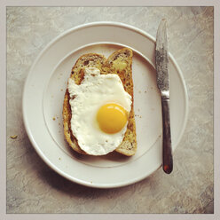Frühstück, Spiegeleier auf Toast mit der Sonnenseite nach oben - GWF003941