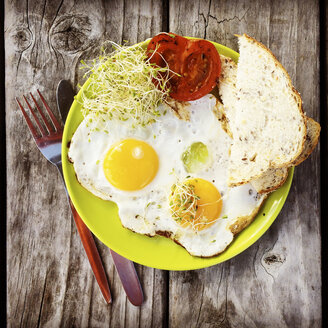 Breakfast, fried eggs sunny-side-up, wooden background - GWF003943