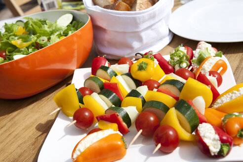 Vegetarian skewers for barbecue on plate - MFRF000180