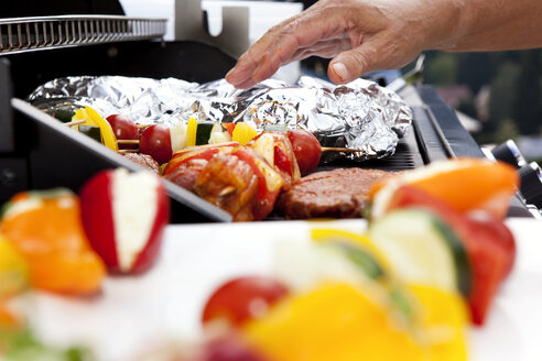 Vegetarian skewers and meat on barbecue grill - MFRF000202