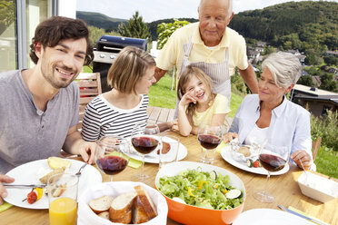 Die Großfamilie feiert eine Grillparty - MFRF000181