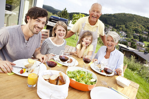 Glückliche Großfamilie bei einer Grillparty - MFRF000182