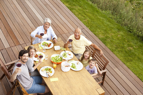 Glückliche Großfamilie bei einer Grillparty - MFRF000184