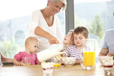 Die Großfamilie beim gemeinsamen Frühstück - MFRF000206