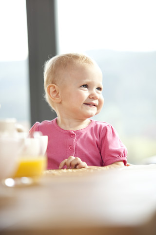 Lächelndes Baby am Schnabeltisch, lizenzfreies Stockfoto