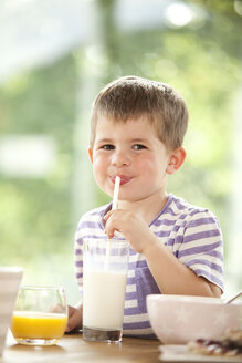Portrait of boy drinking milk with straw - MFRF000196