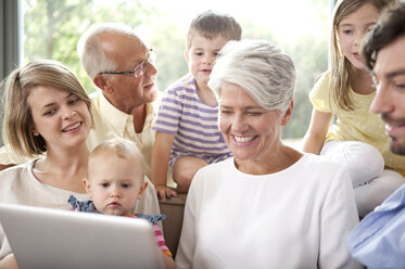 Großfamilie auf der Couch mit Laptop - MFRF000224