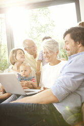 Extended family on couch using laptop - MFRF000226