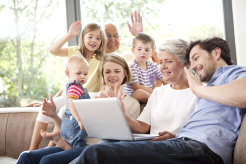 Großfamilie auf der Couch bei einer Videokonferenz - MFRF000227