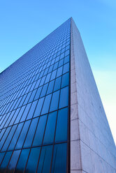 Deutschland, Hamburg, Glasfassade eines Bürogebäudes - RJF000428