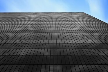 Deutschland, Hamburg, Glasfassade eines Bürogebäudes in schwarz - RJF000429