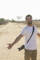 Äthiopien, Fotograf auf einer unbefestigten Straße in der afrikanischen Savanne - ABZF000009