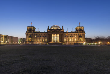 Deutschland, Berlin, Berlin-Tiergarten, Reichstagsgebäude am Morgen - PVCF000418