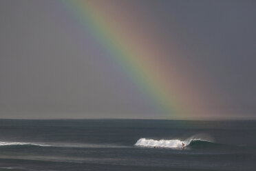 Indonesien, Bali, Surfen auf einer Welle - KNTF000028