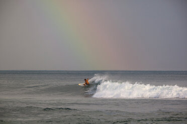 Indonesien, Bali, Surfen auf einer Welle - KNTF000029