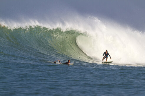Indonesien, Bali, Surfen auf einer Welle - KNTF000031
