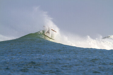 Indonesien, Bali, Surfen auf einer Welle - KNTF000032