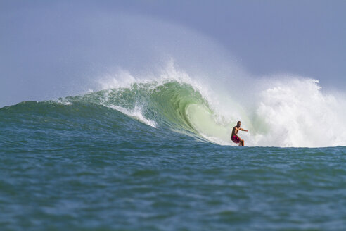 Indonesien, Bali, Surfen auf einer Welle - KNTF000033
