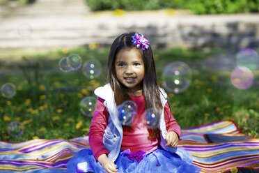 Kleines Mädchen im Freien umgeben von Seifenblasen - GDF000712