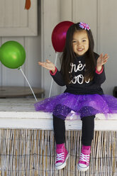 Kleines Mädchen mit Luftballons sitzend - GDF000713