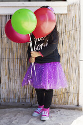 Little girl holding balloons - GDF000714