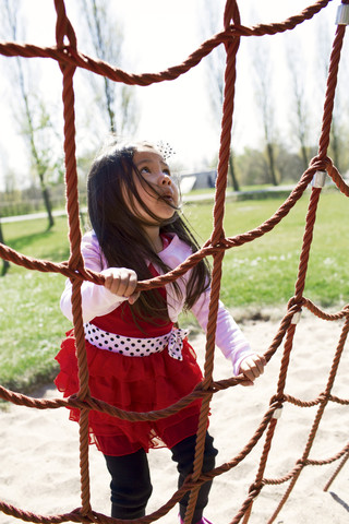 Kleines Mädchen auf einem Spielplatz, lizenzfreies Stockfoto