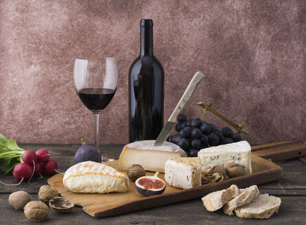 Käseplatte mit Camembert, Walnusskäse, Gorgonzola, Taleggio und Rotwein - ECF001831