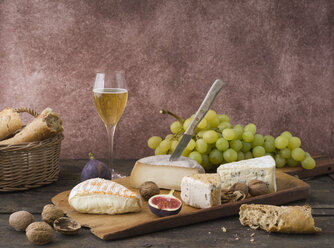 Cheese platter with camembert, walnut cheese, gorgonzola, taleggio and champagne - ECF001823