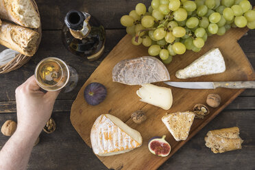 Käseplatte mit Camembert, Walnusskäse, Gorgonzola, Taleggio und Champagner - ECF001824