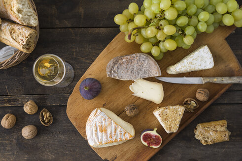 Käseplatte mit Camembert, Walnusskäse, Gorgonzola, Taleggio und Champagner - ECF001825