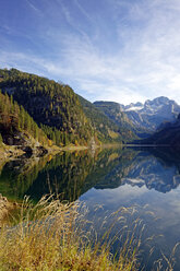 Österreich, Salzkammergut, Vorderer Gosausee mit Dachsteingebirge im Hintergrund - LHF000465