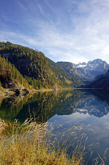 Austria, Salzkammergut, Lake Vorderer Gosausee with Dachstein mountains in background - LHF000465