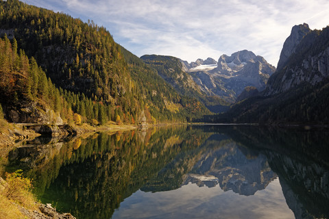 Österreich, Salzkammergut, Vorderer Gosausee mit Dachsteingebirge im Hintergrund, lizenzfreies Stockfoto