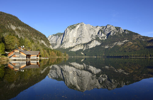 Österreich, Salzkammergut, Blick auf den Altausseer See und die Berge - LHF000467