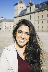 Spanien, Madrid, Porträt einer lächelnden Frau vor dem El Escorial - ABZF000027