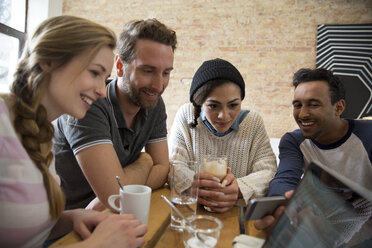 Gruppe von glücklichen Freunden mit Laptop und Smartphone - FKF000994